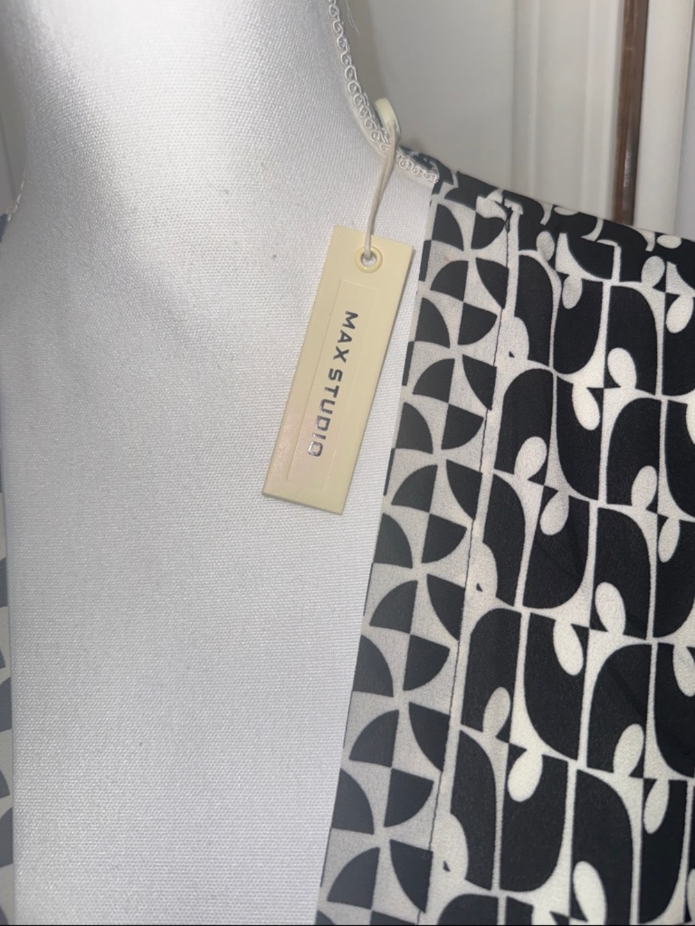 Max Studio Black and White Geometric Wrap Scarf - Picture 4 of 11